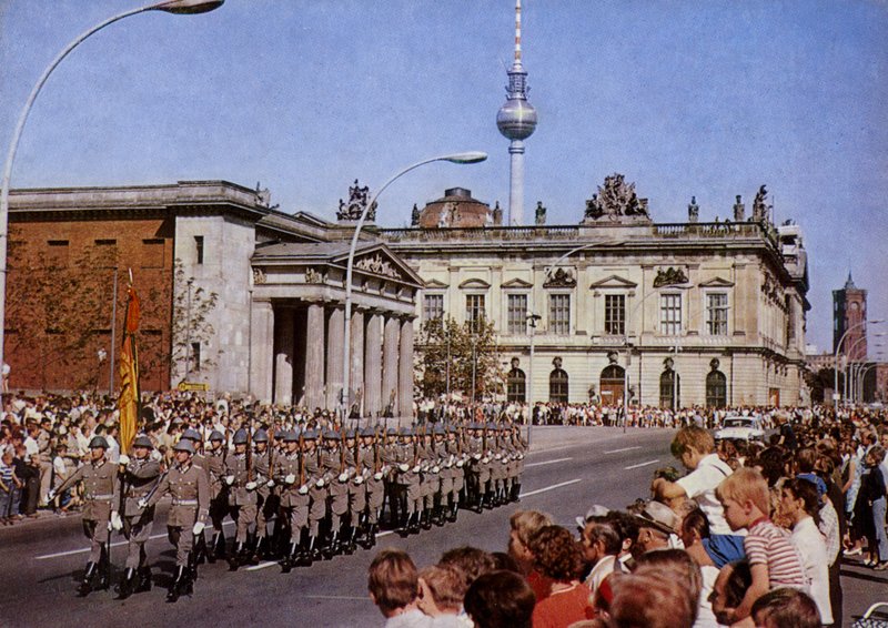 Berlín, hlavní město Německé demokratické republiky (barevné foto) od Photographer German