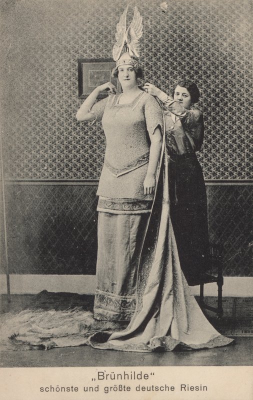 Brunhilde, nejkrásnější a nejvyšší německá obryně (č/b foto) od Photographer German
