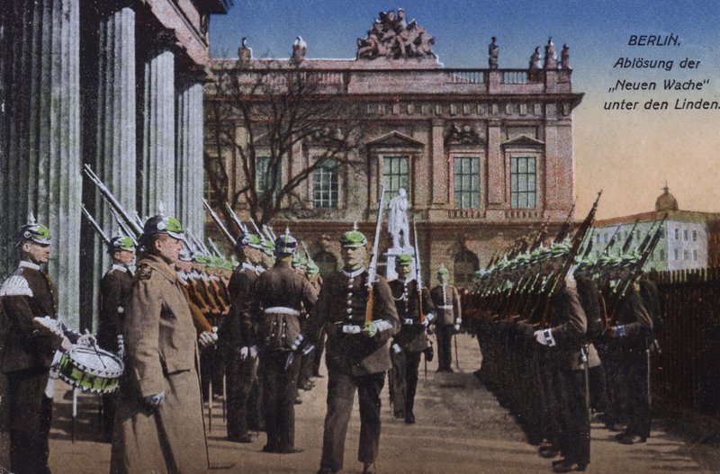 Střídání stráží v Neue Wache, Unter den Linden, Berlín, Německo (barevné foto) od Photographer German