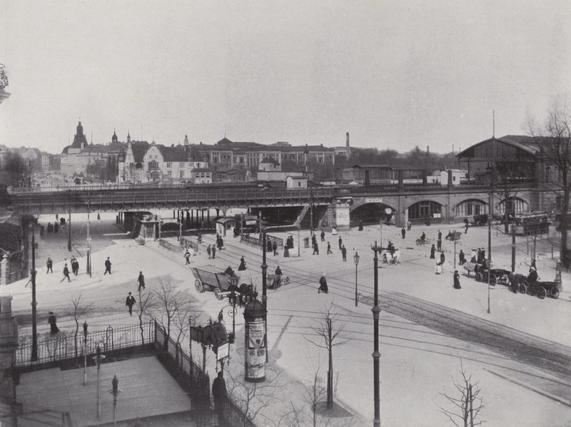 Charlottenburg, Hardenbergstrasse, Bahnhof Zoologischer Garten (černobílá fotografie) od Photographer German