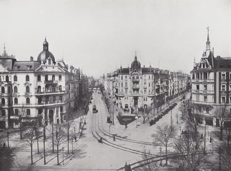 Charlottenburg, Kurfürstendamm, roh Uhlandstrasse a Grolmanstrasse (černobílá fotografie) od Photographer German