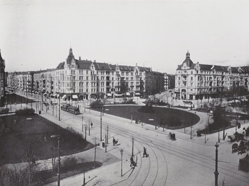 Charlottenburg, Savigny-Platz (černobílá fotografie) od Photographer German