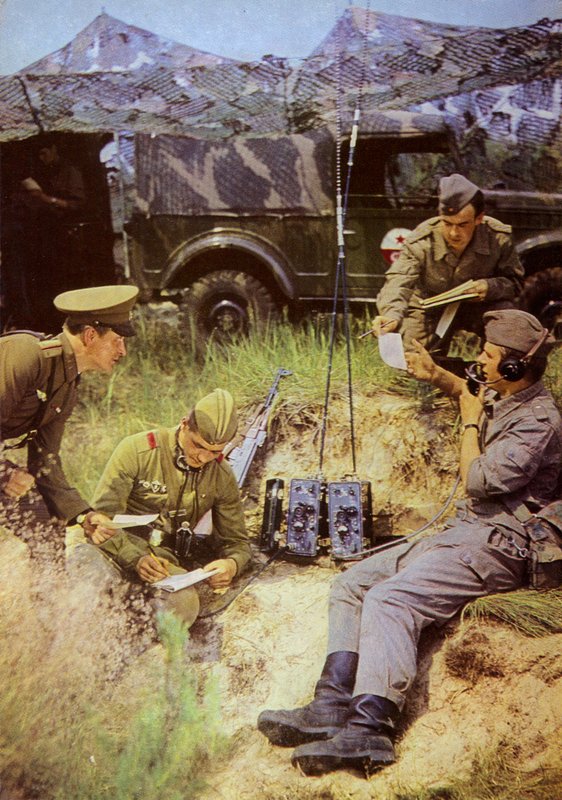 Soudruzi ve zbrani jsou třídní bratři, spolu jsou neporazitelní (barevné foto) od Photographer German