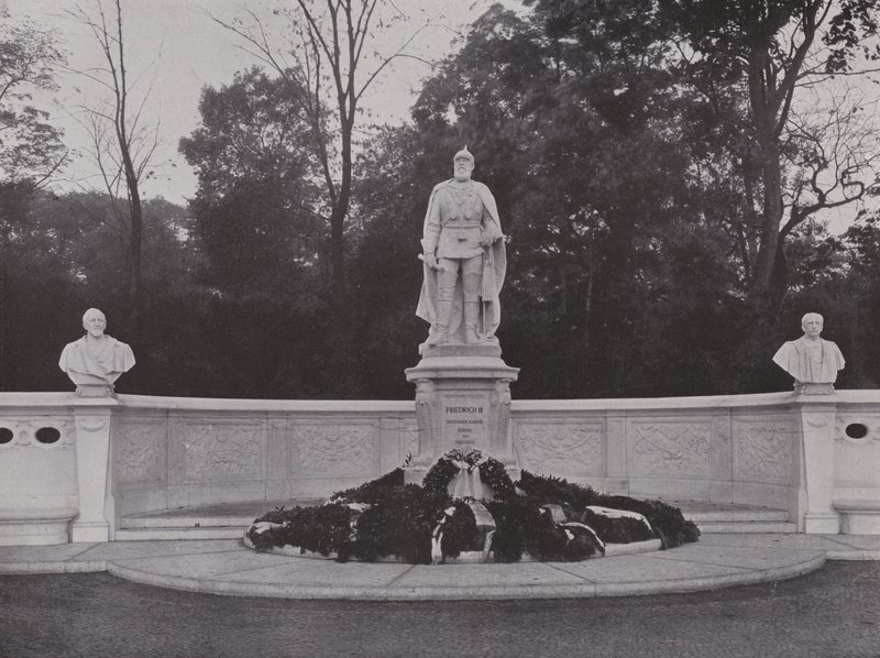Památník císaře Fridricha III. (černobílá fotografie) od Photographer German