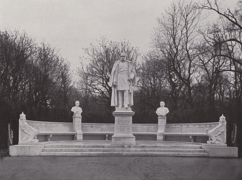 Monument In The Sieges-Allee, Wilhelm Der Grosse (č/b foto) od Photographer German