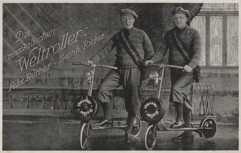 Felix Ruether a Bernhard Ricker, hudební jezdci na koloběžkách (černobílá fotografie) od Photographer German