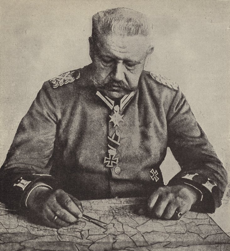 Polní maršál von Hindenburg studuje mapu (černobílá fotografie) od Photographer German
