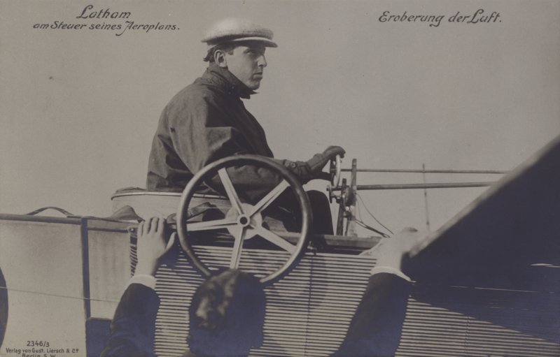Francouzský letec Hubert Latham u řízení svého letadla (č/b foto) od Photographer German