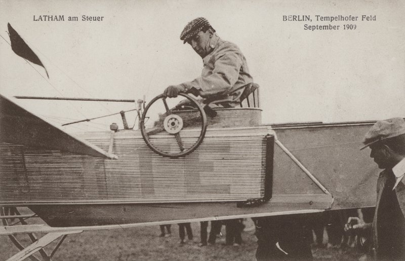 Francouzský letec Hubert Latham u řízení svého letadla, letiště Tempelhof, Berlín, září 1909 (černobílé foto) od Photographer German