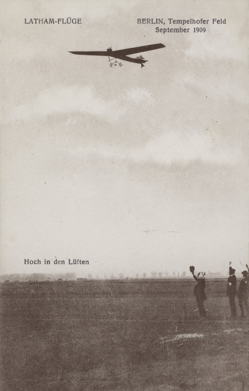 Francouzský letec Hubert Latham letící nad letištěm Tempelhof, Berlín, září 1909 (černobílá fotografie) od Photographer German