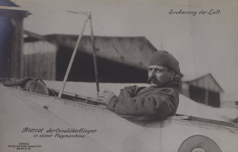 Francouzský letec Louis Bleriot, který jako první přeletěl kanál La Manche, ve svém jednoplošníku (č/b foto) od Photographer German