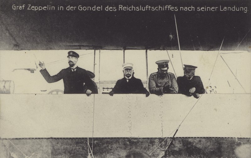 Německý konstruktér vzducholodí Graf Ferdinand von Zeppelin v gondole jedné ze svých vzducholodí po přistání (čb foto) od Photographer German