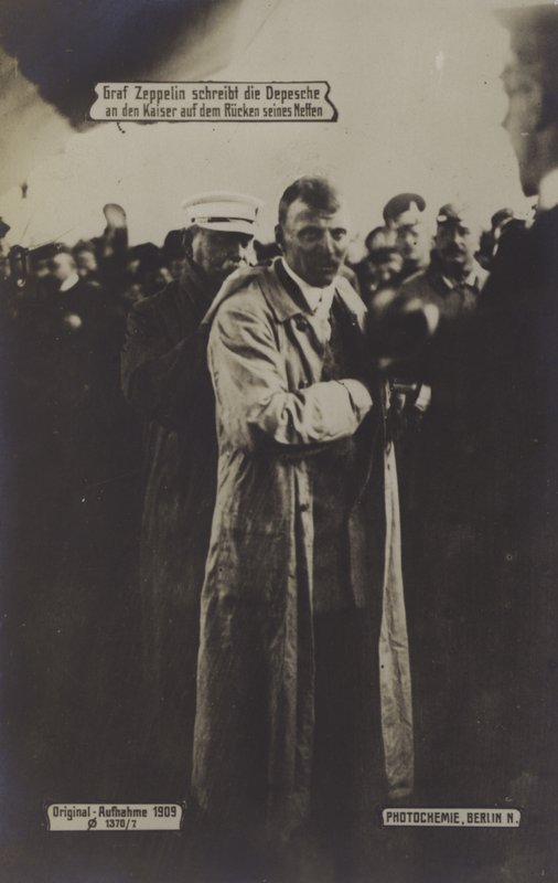 Německý konstruktér vzducholodí Graf Ferdinand von Zeppelin, který píše na zádech svého synovce vzkaz císaři od Photographer German