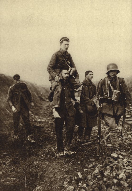 Německý pěšák s ranou na noze nesený z bojiště britskými zajatci, první světová válka od Photographer German