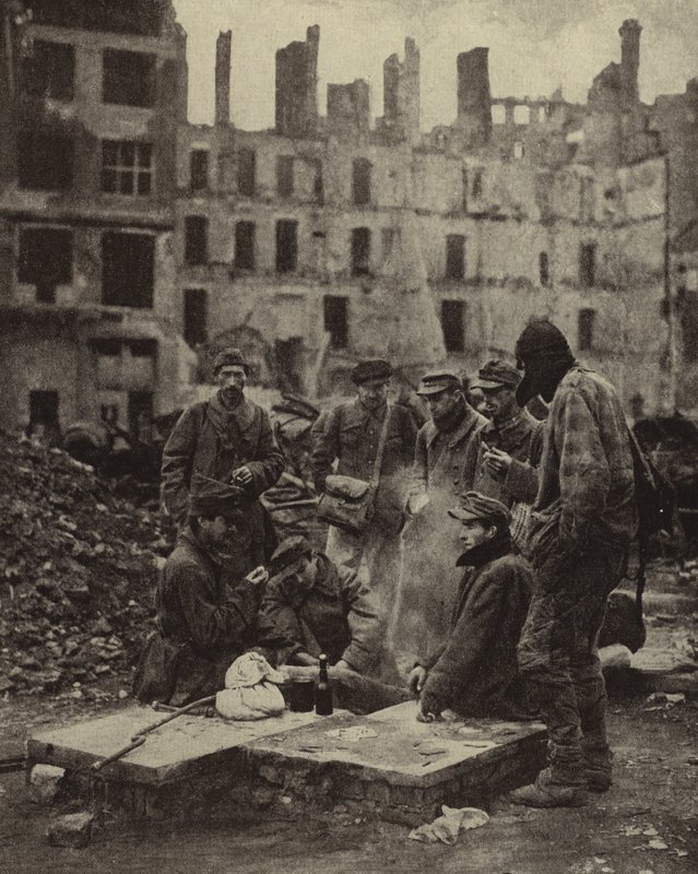 Němečtí váleční zajatci propuštěni ze zajetí v Sovětském svazu uprostřed ruin Berlína od Photographer German