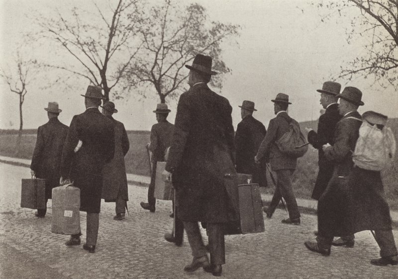 Němečtí železničáři vyhnaní z Porúří za účast na kampani občanské neposlušnosti během francouzské okupace, srpen 1923 (čb foto) od Photographer German