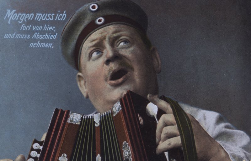 Německý voják hrající na akordeon (barevné foto) od Photographer German