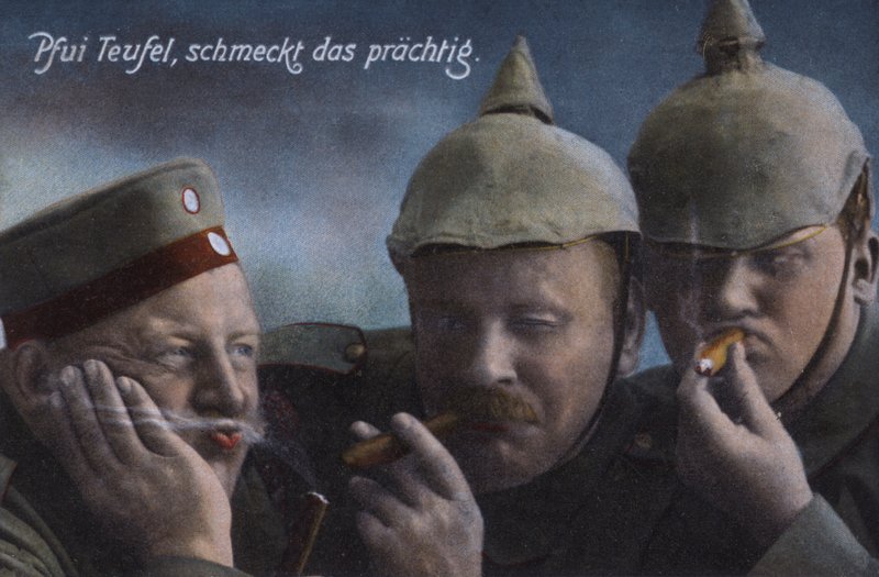 Němečtí vojáci si užívají doutníky (barevné foto) od Photographer German