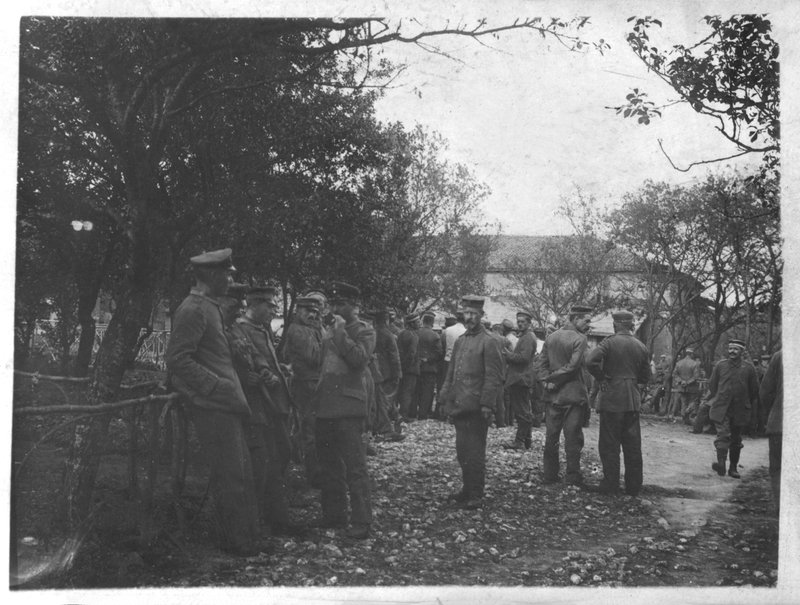 Němečtí vojáci na vesnici nebo náměstí (černobílá fotografie) od Photographer German