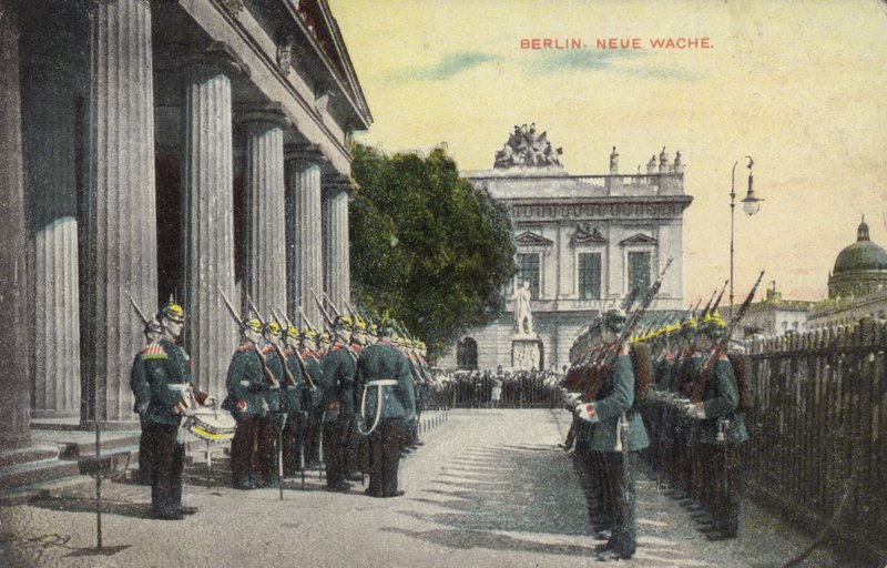 Němečtí vojáci na přehlídce před Neue Wache, Berlín (barevné foto) od Photographer German