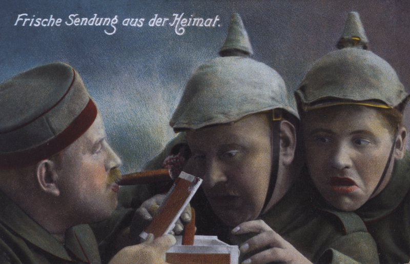 Němečtí vojáci dostávají z domova balíček doutníků (barevné foto) od Photographer German