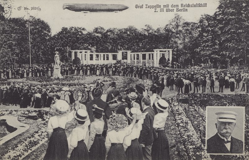 Graf Ferdinand von Zeppelin a jeho vzducholoď LZ III nad Berlínem (č/b foto) od Photographer German