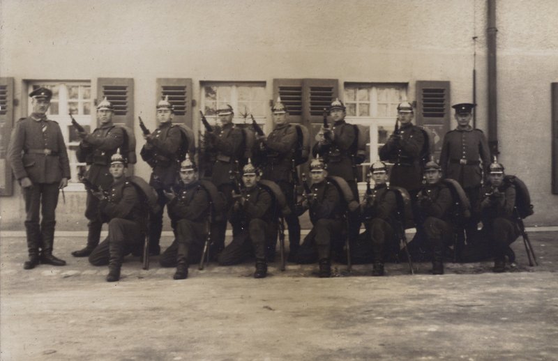 Skupina vojáků pěchoty německé armády (čb foto) od Photographer German