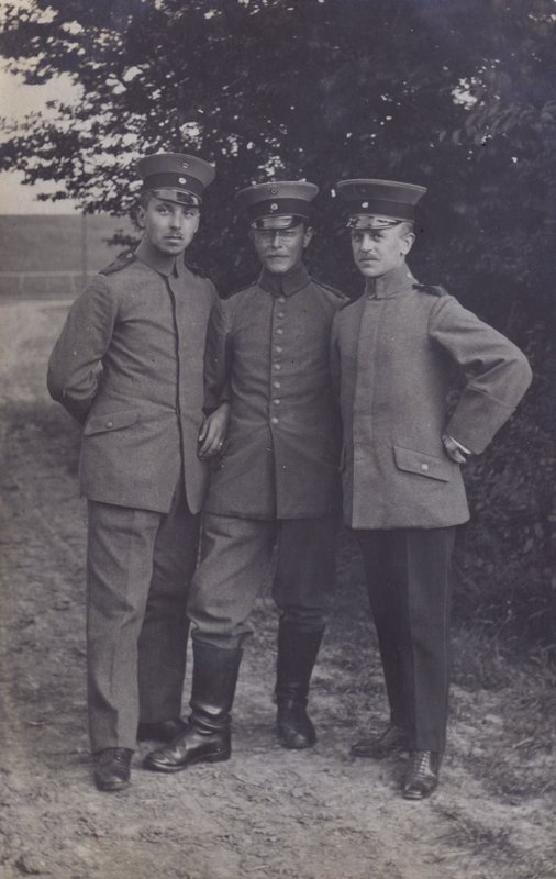 Skupina tří vojáků německé armády (č/b foto) od Photographer German