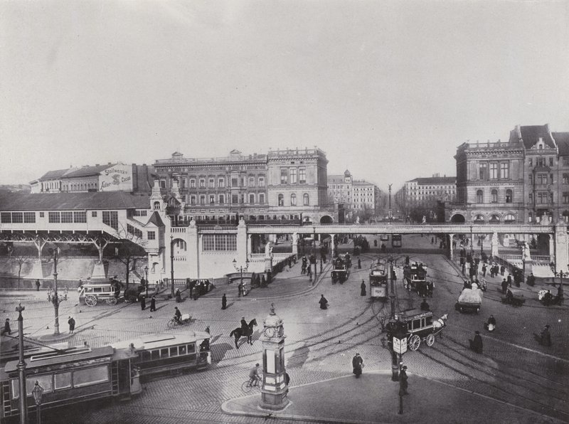 Hallesches Tor s nadzemním nádražím (černobílá fotografie) od Photographer German