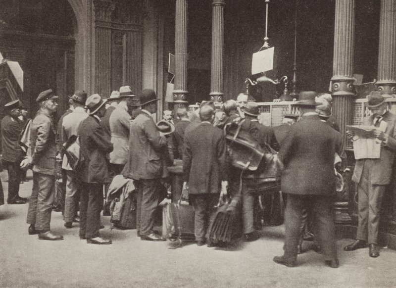 Hyperinflace ve Výmaru Německo: členové veřejnosti stojící ve frontě před Reichsbank v Berlíně s kufry na své peníze, červenec 1923 (čb foto) od Photographer German