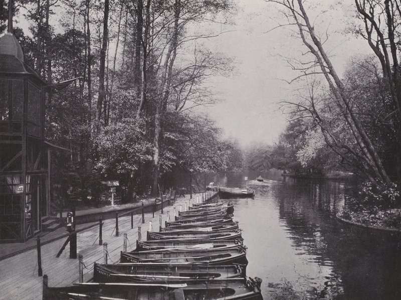 V Tiergarten, lodní stanice u Neuen See (černobílá fotografie) od Photographer German