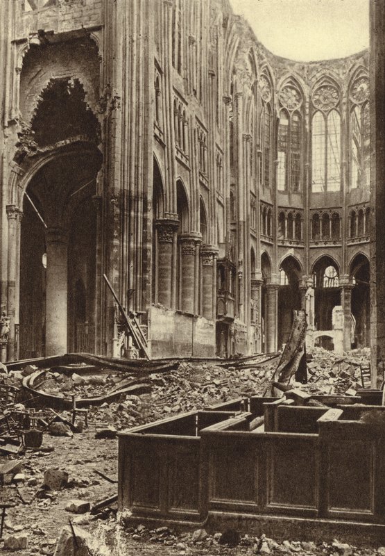 Interiér baziliky Saint Quentin, Francie, zničený spojeneckým bombardováním, první světová válka od Photographer German