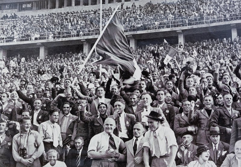 Italští fanoušci podporují své sportovce na stadionu na olympijských hrách v Berlíně, Německo od Photographer German