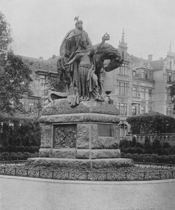 Památník císaře Viléma (černobílá fotografie) od Photographer German