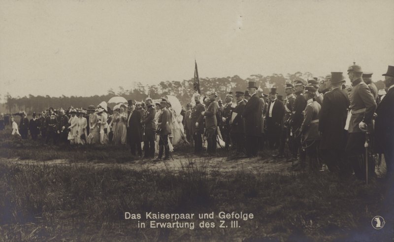 Kaiser Wilhelm II a císařovna Victoria Augusta z Německa a jejich doprovod čekající na příjezd Zeppelin LZ III (černobílá fotografie) od Photographer German