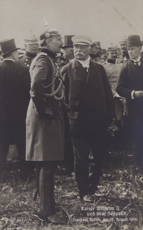 Kaiser Wilhelm II a německý konstruktér vzducholodí Graf Ferdinand von Zeppelin na letišti Tegel, Berlín, 29. srpna 1909 (černobílá fotografie) od Photographer German