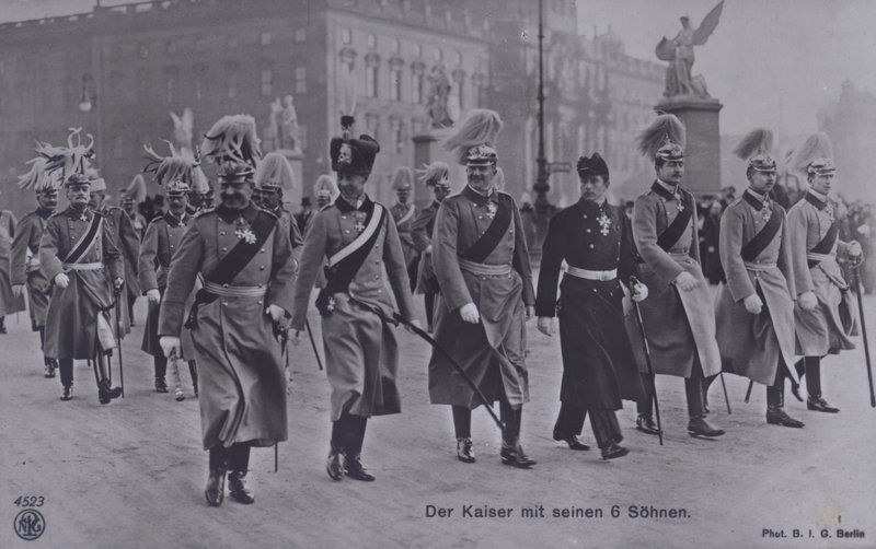 Německý císař Wilhelm II a jeho šest synů ve vojenské uniformě (černobílá fotografie) od Photographer German