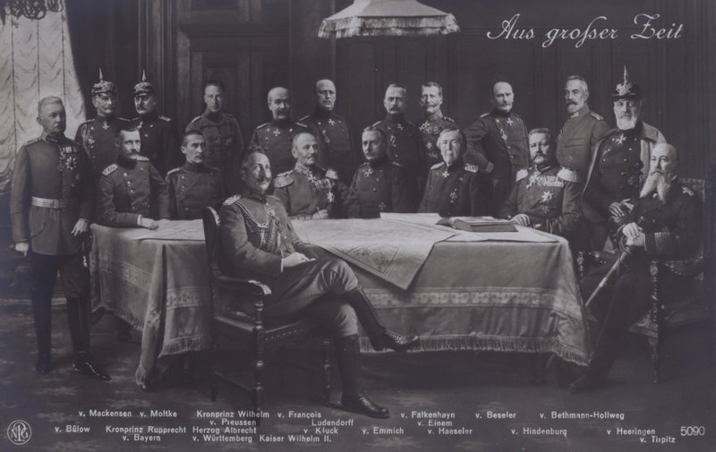 Německý císař Wilhelm II s vysokými německými vojenskými veliteli (černobílá fotografie) od Photographer German