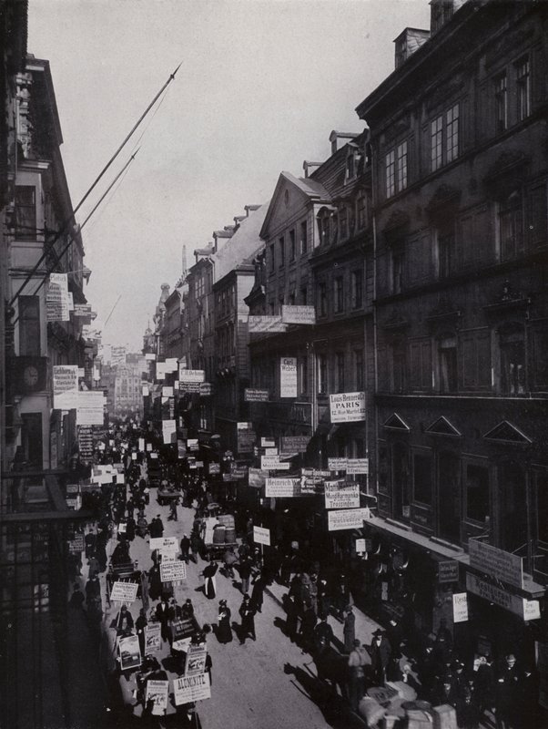 Lipsko: Petersstrasse během veletrhu (č/b foto) od Photographer German