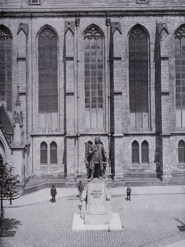 Lipsko: Thomaskirche s Bachovým pomníkem (č/b foto) od Photographer German