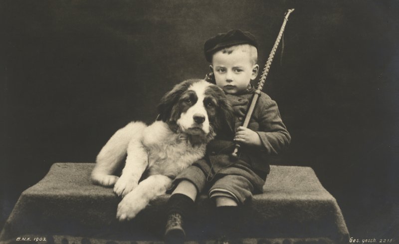 Malý chlapec se psem (černobílá fotografie) od Photographer German