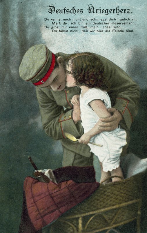 Holčička líbá německého vojáka (barevné foto) od Photographer German