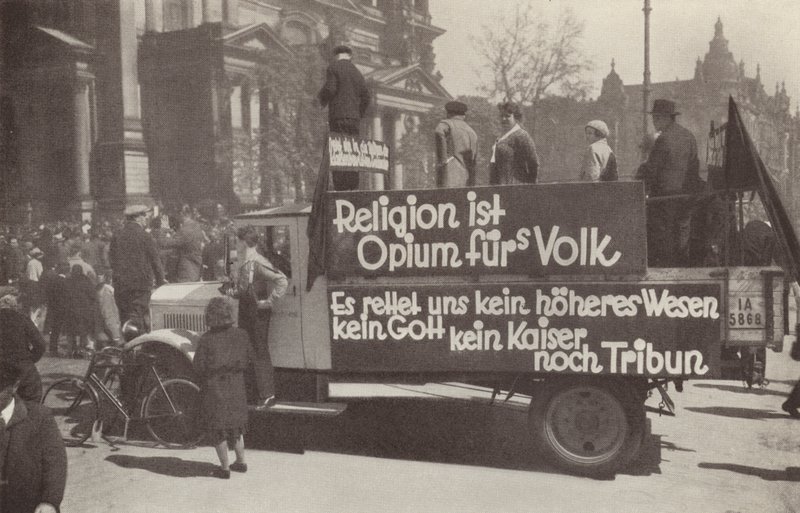 Nákladní automobil pomazaný komunistickými hesly v ulicích Berlína v Německu od Photographer German