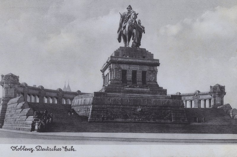 Památník císaře Wilhelma I., Deutsches Eck, Koblenz, Německo (černobílá fotografie) od Photographer German
