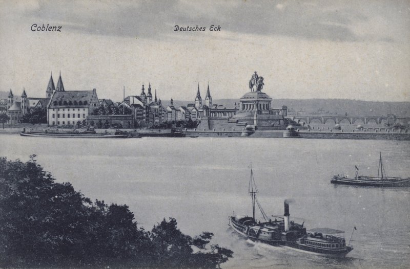 Památník císaře Wilhelma I., Deutsches Eck, Koblenz, Německo (černobílá fotografie) od Photographer German