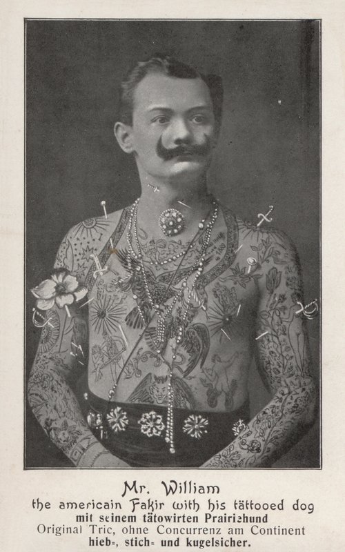 Pan William, americký fakír se svým tetovaným psem (černobílá fotografie) od Photographer German