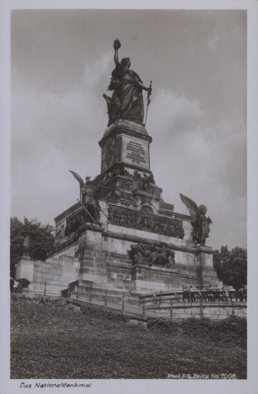Nationaldenkmal, památník připomínající sjednocení Německa, Rudesheim am Rhein, Hesensko (č/b foto) od Photographer German