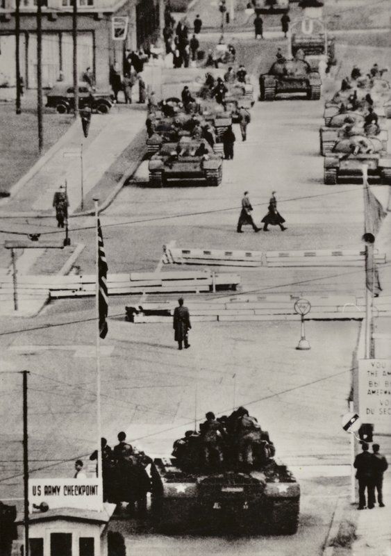 října 1961, Berlín Friedrichstrasse (černobílé foto) od Photographer German