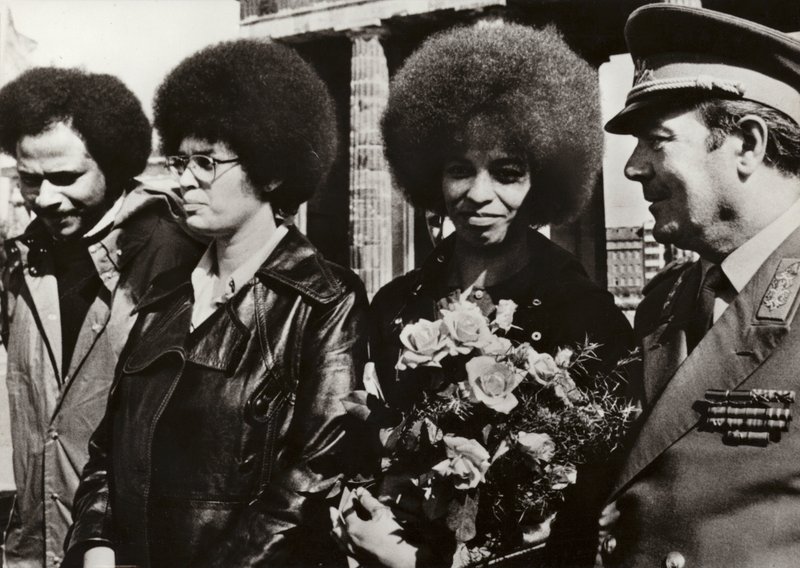 Dne 11. září 1972 byla statečná americká komunistka a obránkyně občanských práv Angela Davisová srdečně přivítána vojáky Národní lidové armády Německé demokratické republiky u Braniborské brány (č/b foto) od Photographer German