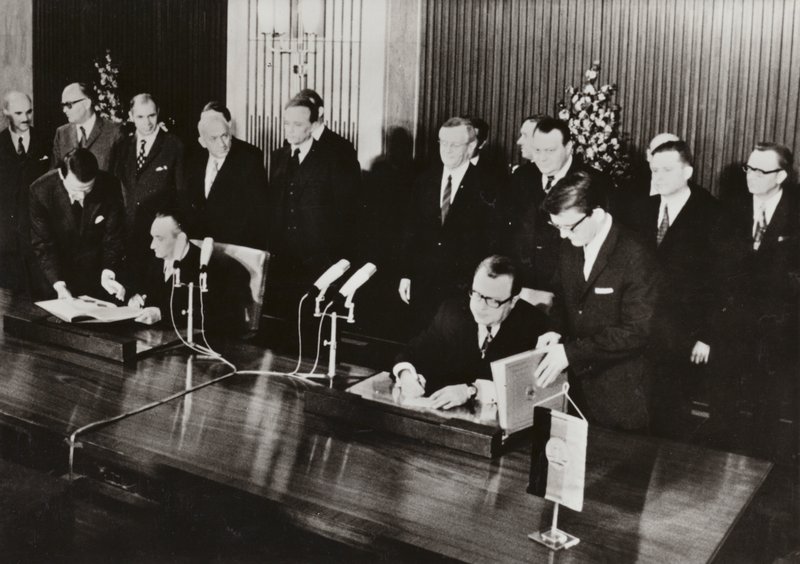 Dne 26. května 1972 byla v hlavním městě NDR, Berlíně, podepsána dopravní smlouva, první státní smlouva mezi Německou demokratickou republikou a Spolkovou republikou Německo (č/b foto) od Photographer German